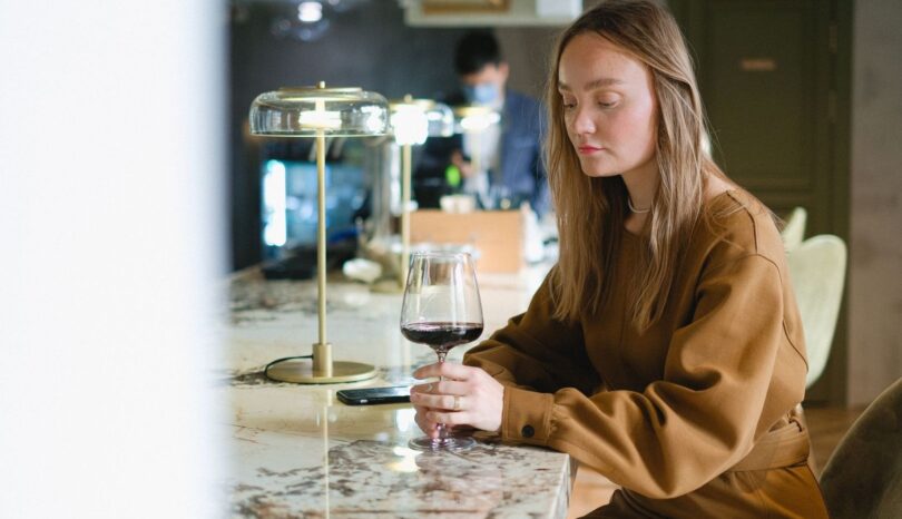 Tisch für eine Person: Warum Solo-Dining die moderne Gastronomie neu definiert