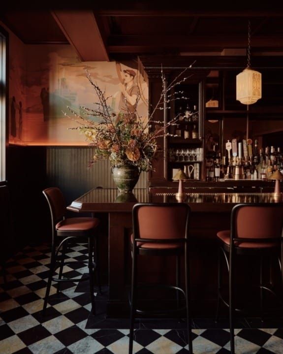 Eleganter Bistrothresen mit einzelnen Barhockern und warmem Licht