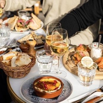 Vom Aperitif zum Digestif: Die vergessene Dramaturgie des Menübegleitens